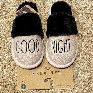 🎀 Rae Dunn NWT “GOOD NIGHT” slippers size 5-6 🎀